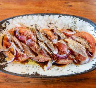 Tomate aliñado con melva 