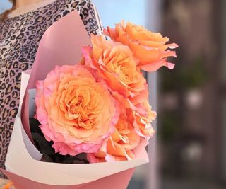 Buchet 5 trandafiri portocaliu ''Dantela''