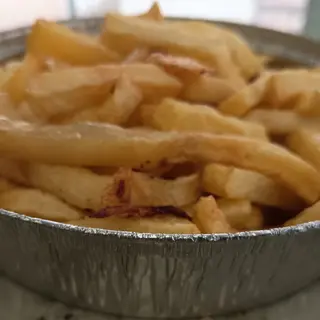 Ración de patatas fritas mediana para tres personas 