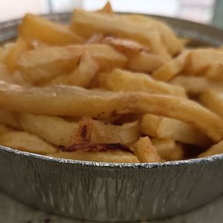 Ración de patatas fritas mediana para tres personas 