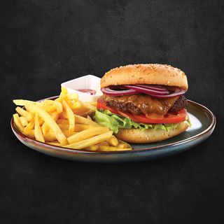 Cheeseburger cu cartofi fri