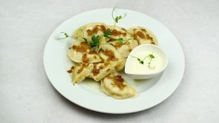 Domowe pierogi z farszem serowo-ziemniaczanym