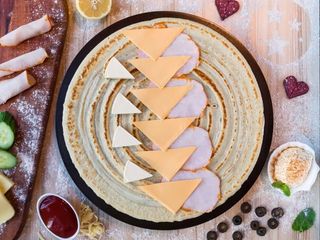 Палачинка Свинско, чедър, топено сирене и мариновани гъбки (240г)