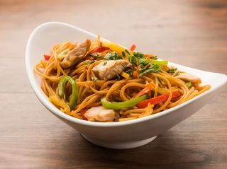 134.  Noodle con gamberi e salmone