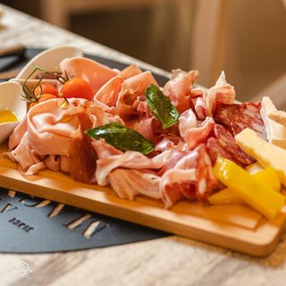 Selezione di salumi e formaggi del territorio