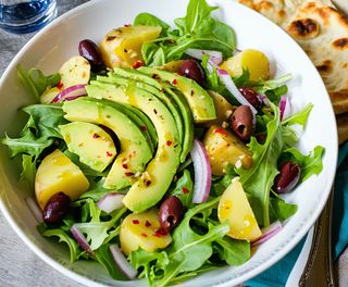 Salata orientala cu avocado si turtita