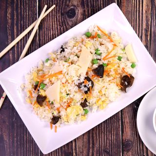 178. Пържен ориз с китайски гъби, бамбук, зеленчуци и яйца (850г)