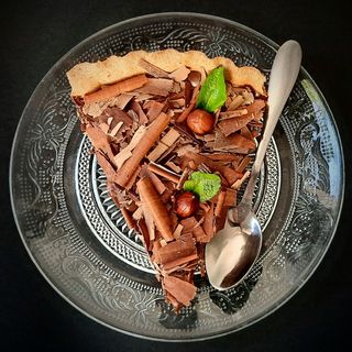 Tarta cu mousse de ciocolata facuta in casa, banane, alune si menta