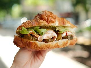 Круасан з індичкою