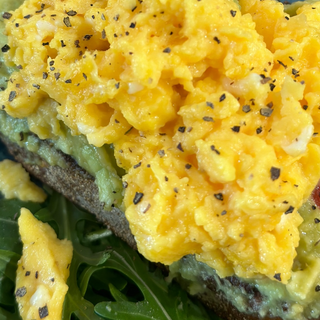 Avocado toast uovo strapazzato 