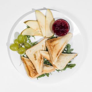 Tosty z camembertem, gruszką i żurawiną