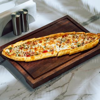 Kuşbaşılı kaşarlı pide