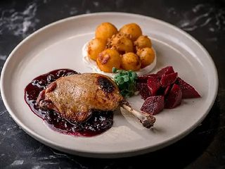 Качина  ніжка з пряною  грушею  та ніжною картоплею (380грамм)