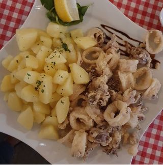 Frigane lignje sa pomfritom 