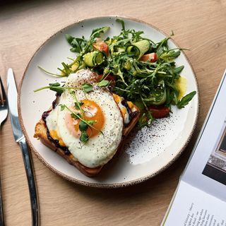 Крок-мадам із рваною телятиною (400г)