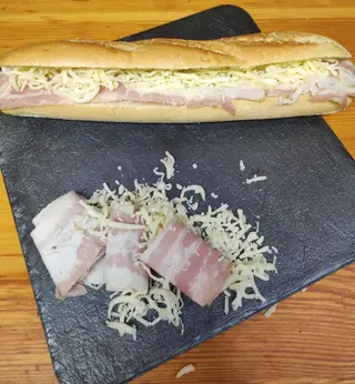 Baguette de bacon con bechamel y mozzarella