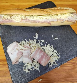 Baguette de bacon con bechamel y mozzarella