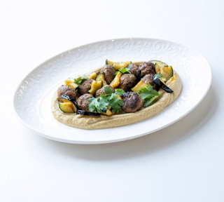 Говяжьи фрикадельки с хумусом и баклажаном 