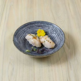 33. Nigiri hotategai vieiras (2 piezas)