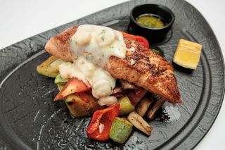 Losos na žaru sa sosom od gambora