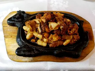 48. Ternera en fuente quemada al estilo chino