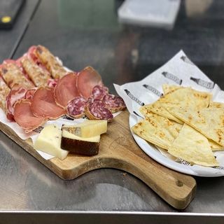 Affettati del territorio e formaggi stagionali