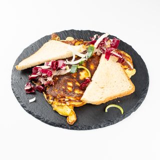 Omlet s dimljenim sirom i tostom