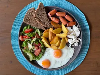 Яєчня з сосисками та картоплею 350г