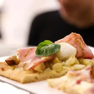 Patate al forno con porchetta