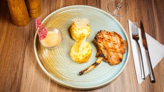 Cotlet de porc grill, cartofi zdrobiți și sos de ciuperci