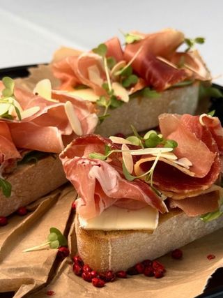 Брускета з хамоном