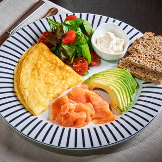 Omletă cu somon și avocado