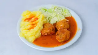 Ćufte u paradajz sosu, pire krompir, kupus salata