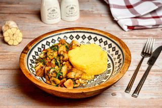 Ciupercuțe sote cu usturoi și mămăliguță