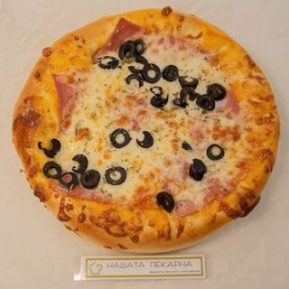 Пица с шунка и маслини