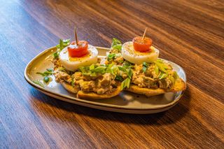 Tapas Montaditos z pastą z tuńczyka 2szt