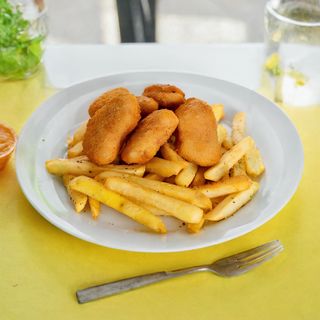 Pileći nuggetsi s pomfritom