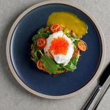 Blinie din cartof cu burrata Casaro Del Re, ou poșat și caviar roșu