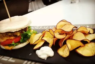 Hambúrguer Especial em Bolo do Caco