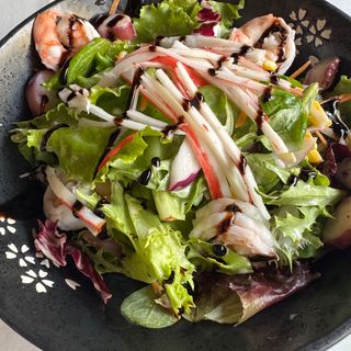 Ensalada de Delicias del Mar con Vinagreta Oriental