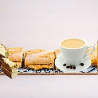 Menú Pico Duarte, Bocadillo Tamaño XXL 41 cms  de Tortilla Rellena + Zumo Naranja (8oz) + Bebida Caliente o Fria + Tarta + Patatas Fritas (100gr)