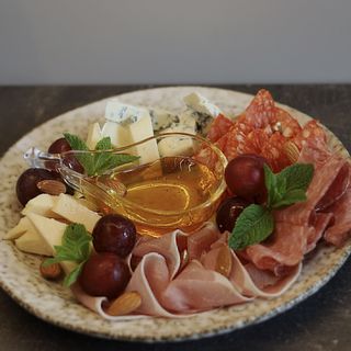 Асорті сирів та мʼясних делікатесів