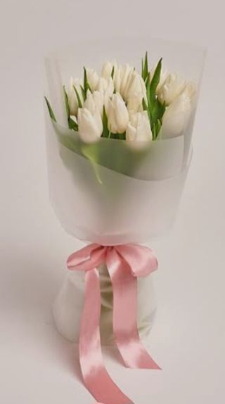 Букет 15шт білих тюльпанів  в упаковці