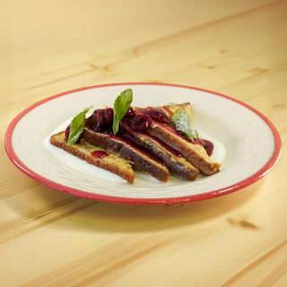 ყიყლიყო ალუბლის სოუსით და არაჟნის კრემით