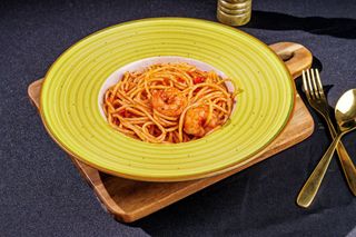 Spaghete cu creveți și pesto de roșii