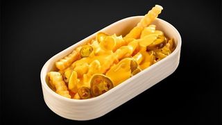 ფრი ჰალაპენიოთი და ყველის სოუსით