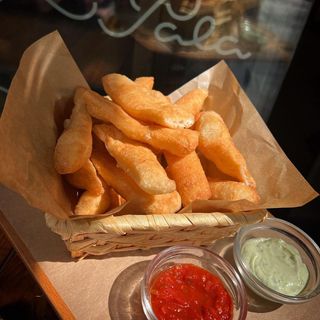 Cesta De Pizza Frita Con Sus Salsas