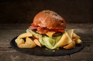 Meniu Yolo burger (black angus) + cartofi