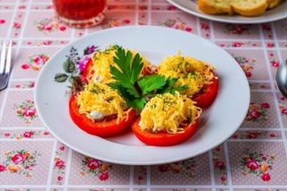 Помидоры с майонезом, сыром и чесноком