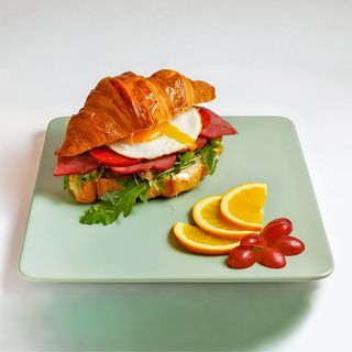 Круассан с ростбифом  320 гр